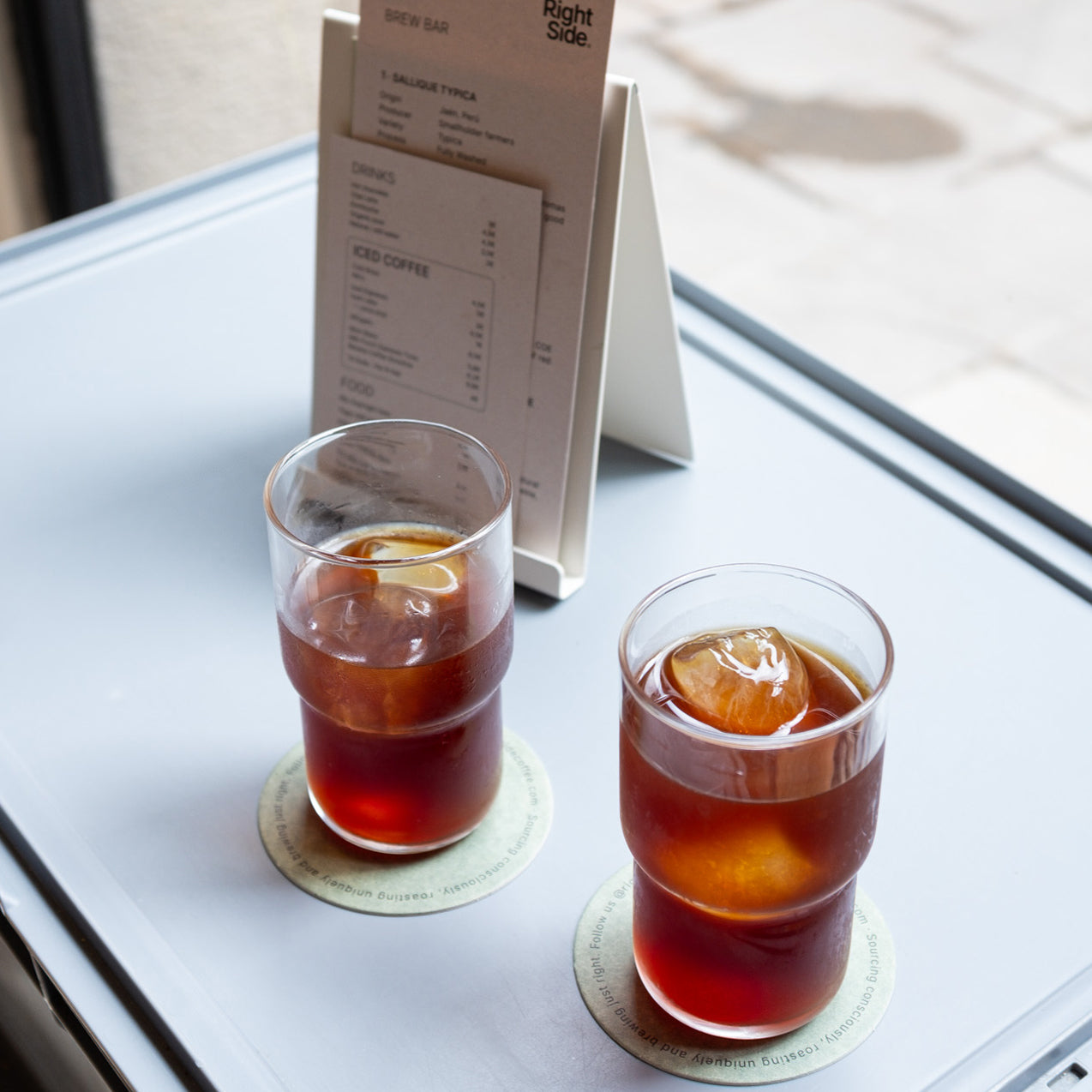 Vaso con hielo y Cold brew en cafetería Right Side Coffee Barcelona