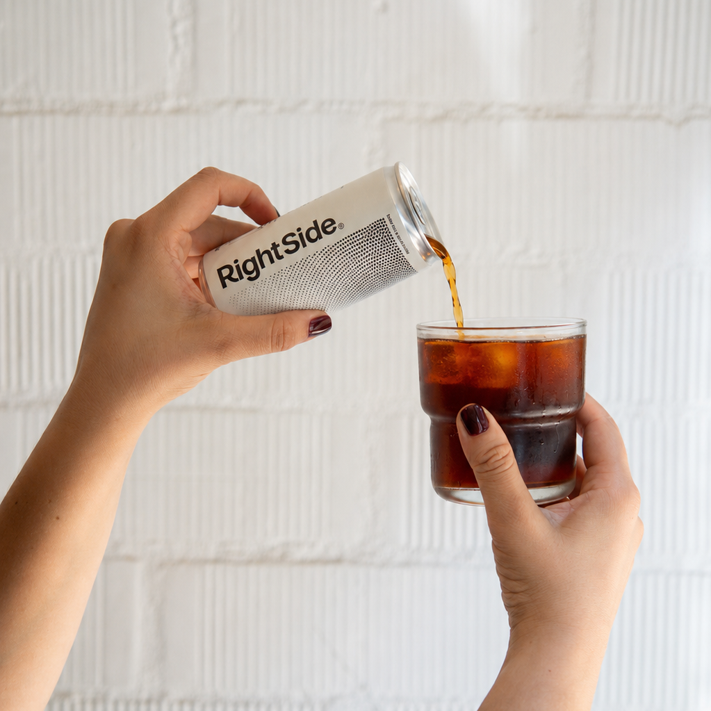Lata Cold Brew Right Side Coffee Barcelona y vaso con hielo cafe frio