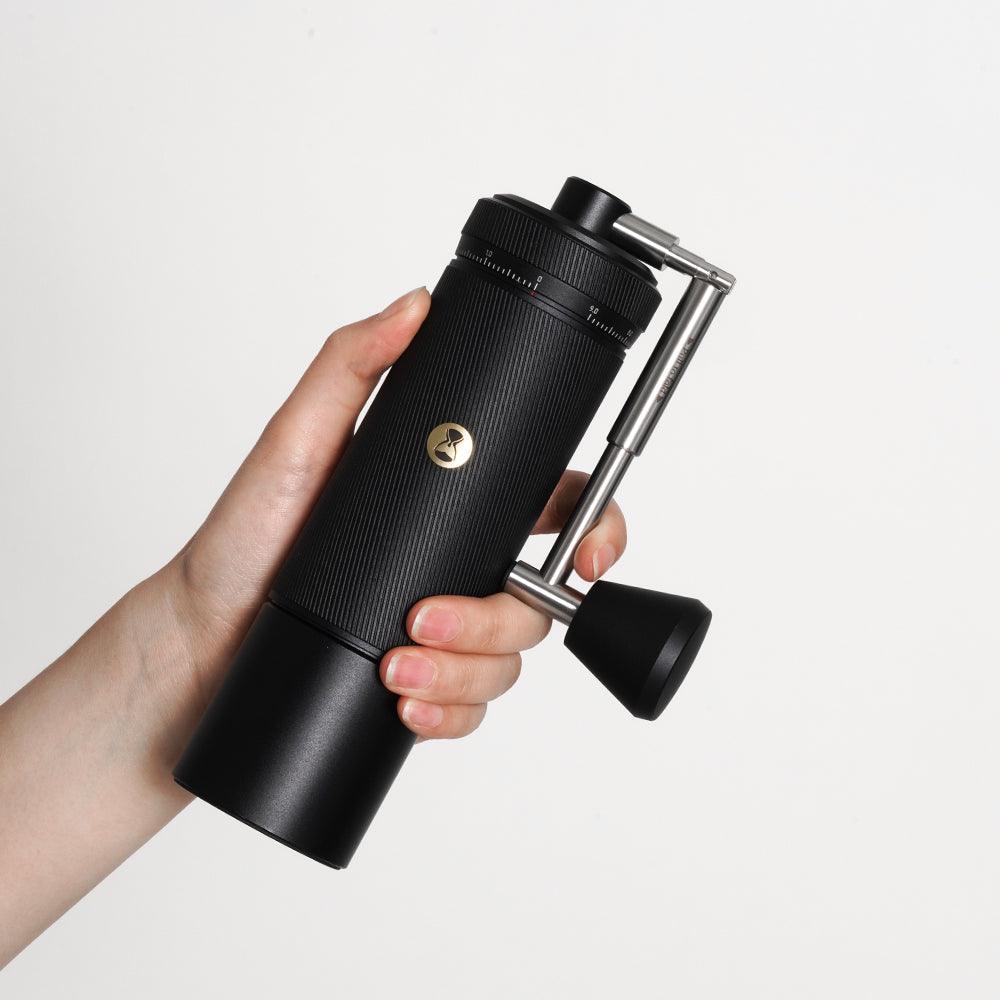 Mano sosteniendo Molino de café Timemore Chestnut S3